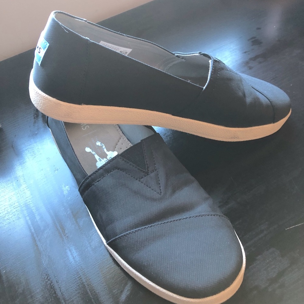 Black TOMS 9